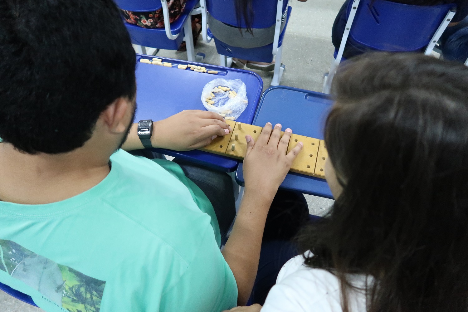 Estudantes aprendem o funcionamento do Sistema Braille.
