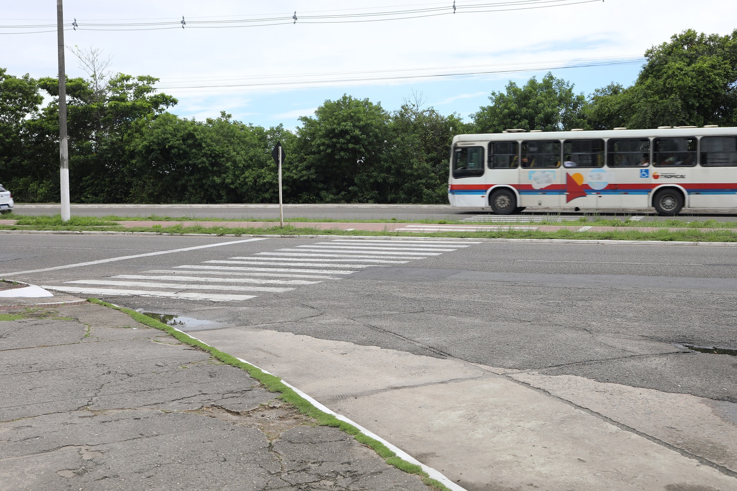 Semáforos também serão instalados em frente à entrada de veículos do campus. (foto: Schirlene Reis/Ascom UFS)