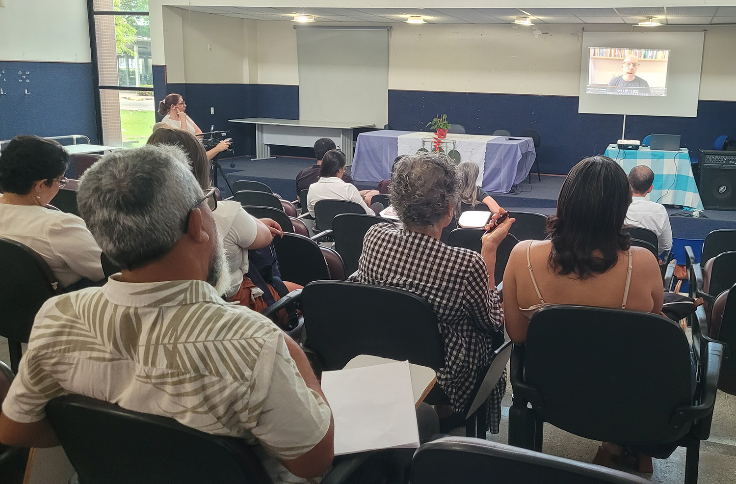 Discentes da Especialização em Ecopedagogia durante a aula inaugural do curso.